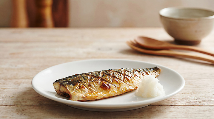 JPG 편집이미지 그릇 음식 탁자 식사 무 고등어 고등어구이 편집실사 AI포토 AI콘텐츠 식기 가구 뿌리채소 어류 CG 생선구이 파일형식