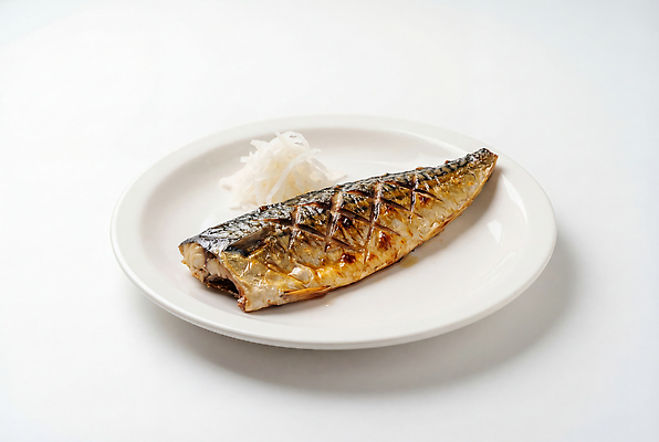 JPG 편집이미지 접시 한식 채소 맛 무 해산물 고등어 고등어구이 편집실사 AI포토 AI콘텐츠 식기 음식 컨셉 뿌리채소 어류 CG 생선구이 파일형식