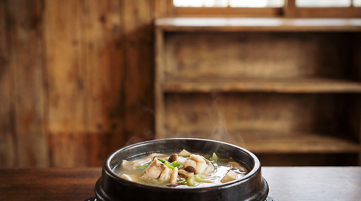 JPG 나무 편집이미지 한식 음식 식탁 탁자 선반 따뜻함 요리 주방 식사 뚝배기 국물 대구탕 편집실사 AI포토 AI콘텐츠 식물 가구 CG 탕 파일형식