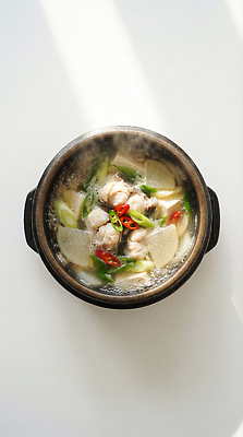 JPG 편집이미지 한식 채소 고추 어류 뜨거움 무 뚝배기 국물 대파 대구탕 편집실사 AI포토 AI콘텐츠 음식 뿌리채소 수중동물 CG 탕 파 파일형식