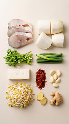 JPG 편집이미지 채소 재료 마늘 어류 요리 주방 준비 두부 콩나물 부추 생강 대파 고춧가루 대구탕 편집실사 AI포토 AI콘텐츠 한식 수중동물 가루 CG 탕 나물 파 파일형식