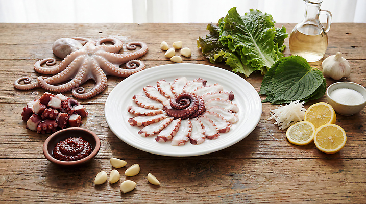 JPG 편집이미지 접시 음식 채소 재료 마늘 요리 신선 양념 레몬 해산물 간장 문어 나무탁자 문어숙회 편집실사 AI포토 AI콘텐츠 식기 과일 탁자 연체동물 수중동물 CG 숙회 파일형식