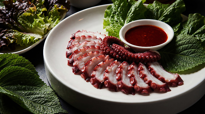 JPG 편집이미지 접시 한식 음식 식탁 식사 상추 해산물 깻잎 문어 쌈채소 문어숙회 편집실사 AI포토 AI콘텐츠 식기 채소 탁자 연체동물 수중동물 CG 숙회 파일형식