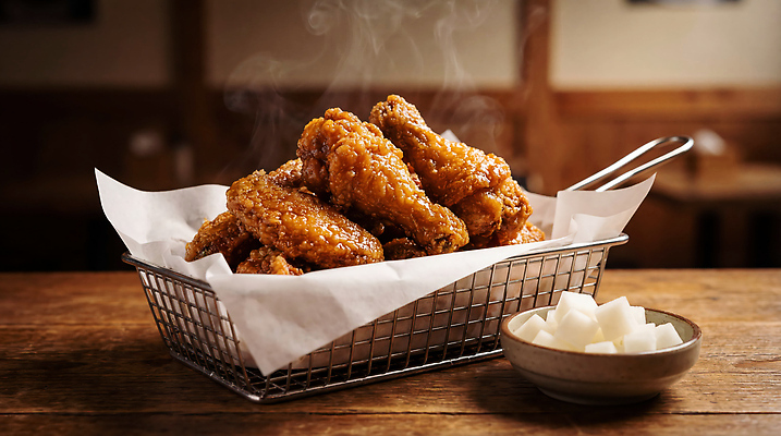 JPG 편집이미지 한식 음식 탁자 패스트푸드 육류 요리 바구니 치킨 뜨거움 무김치 편집실사 AI포토 AI콘텐츠 가구 식재료 김치 인스턴트 CG 닭고기요리 파일형식