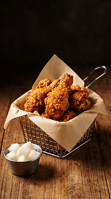 JPG 나무 편집이미지 음식 식탁 조명 패스트푸드 육류 요리 바구니 치킨 설탕 편리함 편집실사 AI포토 AI콘텐츠 식물 컨셉 식재료 탁자 인스턴트 CG 닭고기요리 파일형식