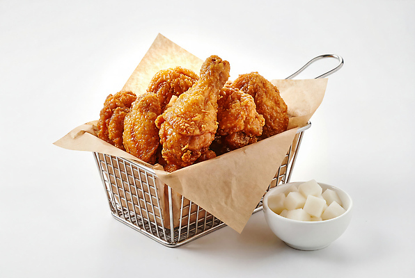 JPG 편집이미지 한식 패스트푸드 요리 바구니 치킨 닭고기 튀김 양념 무 닭다리 배달음식 치킨집 편집실사 AI포토 AI콘텐츠 음식 뿌리채소 육류 상점 인스턴트 배달 CG 닭고기요리 파일형식