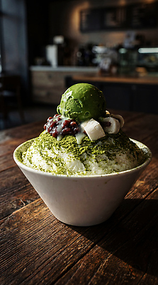 JPG 편집이미지 음식 탁자 아이스크림 디저트 떡 여름 카페 달콤 차가움 녹차 빙수 팥 녹차빙수 편집실사 AI포토 AI콘텐츠 계절 가구 차_음료 상점 맛 CG 파일형식