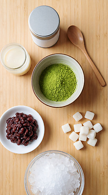 JPG 편집이미지 음료 음식 재료 탁자 디저트 요리 얼음 가루 설탕 녹차 준비 팥 녹차빙수 편집실사 AI포토 AI콘텐츠 자연요소 가구 차_음료 CG 빙수 파일형식