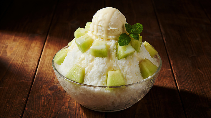 JPG 편집이미지 그릇 과일 아이스크림 디저트 조명 여름 얼음 맛 차가움 설탕 즐거움 빙수 자두 나무탁자 메론빵 편집실사 AI포토 AI콘텐츠 자연요소 식기 계절 감정 음식 빵 컨셉 탁자 CG 파일형식