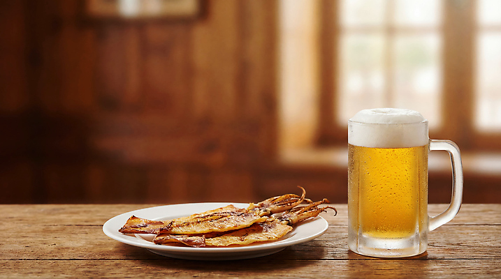 JPG 편집이미지 음료 한식 음식 탁자 맥주 주류 생맥주 요리 식당 저녁 해산물 안주 오징어구이 편집실사 AI포토 AI콘텐츠 가구 상점 밤 야간 구이 CG 파일형식