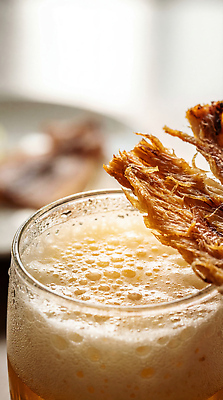 JPG 편집이미지 음식 맥주 생맥주 저녁 먹기 안주 즐거움 먹태 바삭바삭 맛있는 편집실사 AI포토 AI콘텐츠 감정 컨셉 모션 주류 밤 야간 CG 건어물 파일형식