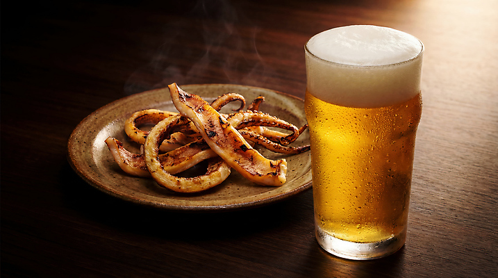 JPG 편집이미지 접시 음식 맥주 생맥주 식사 술집 차가움 저녁 구이 안주 오징어 오징어구이 편집실사 AI포토 AI콘텐츠 식기 연체동물 주류 수중동물 밤 야간 CG 파일형식