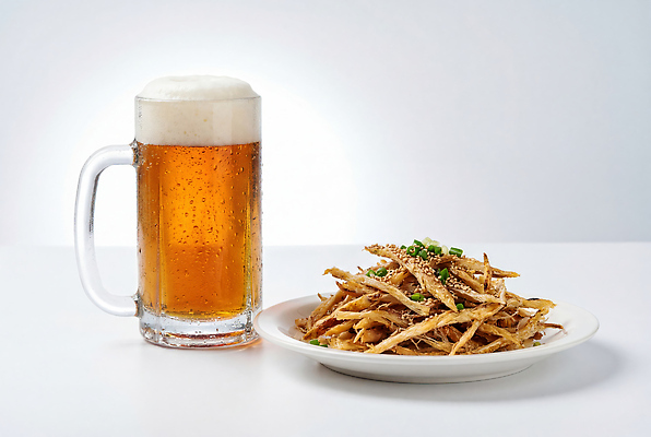 JPG 편집이미지 접시 음식 잔 맥주 주류 생맥주 파티 식사 맛 안주 술자리 마른생선 먹태 편집실사 AI포토 AI콘텐츠 식기 음료 컨셉 이벤트 CG 건어물 파일형식