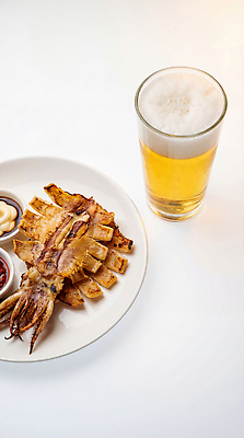 JPG 편집이미지 한식 음식 맥주 주류 생맥주 한국 요리 식사 맛 그릴 저녁 구이 해산물 안주 오징어 오징어구이 편집실사 AI포토 AI콘텐츠 아시아 음료 컨셉 주방용품 연체동물 수중동물 밤 야간 CG 파일형식