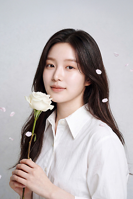 JPG 편집이미지 긴머리 여자 꽃 사랑 미소 장미 평화 촬영 흰색 뷰티풀 의료성형뷰티 편집실사 AI인물포토 AI콘텐츠 식물 헤어스타일 감정 컬러 컨셉 표정 사람 CG 파일형식 AI포토