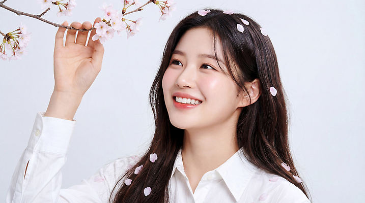 JPG 편집이미지 여자 꽃잎 꽃 행복 얼굴 실내 미소 웃음 촬영 봄 벚꽃 뷰티풀 의료성형뷰티 편집실사 AI인물포토 AI콘텐츠 식물 계절 감정 표정 사람 내부 신체부위 CG 파일형식 AI포토