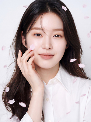 JPG 모델 편집이미지 손 여자 패션 꽃잎 얼굴 셔츠 미소 화장 촬영 표현 피부 뷰티풀 의료성형뷰티 스타일 편집실사 AI인물포토 AI콘텐츠 꽃 상의 표정 사람 신체부위 뷰티 CG 파일형식 AI포토