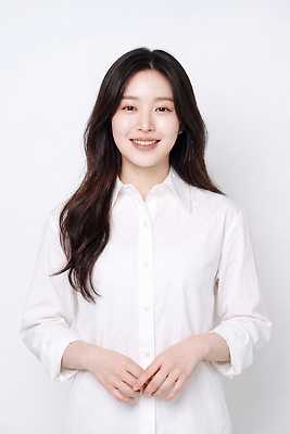 JPG 편집이미지 여자 포즈 웃음 촬영 흰색 블라우스 의료성형뷰티 스타일 편집실사 AI인물포토 AI콘텐츠 컬러 상의 표정 사람 CG 파일형식 AI포토