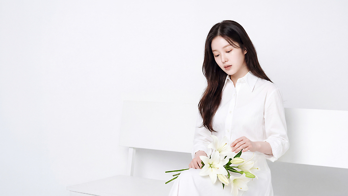 JPG 편집이미지 손 여자 꽃 실내 앉기 흰배경 의료성형뷰티 스타일 세련 편집실사 AI인물포토 AI콘텐츠 식물 백그라운드 모션 사람 내부 신체부위 흰색 CG 파일형식 AI포토