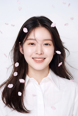 JPG 편집이미지 여자 꽃잎 분홍색 셔츠 미소 청춘 머리카락 머리 촬영 흰색 뷰티풀 의료성형뷰티 편집실사 AI인물포토 AI콘텐츠 꽃 컬러 컨셉 상의 표정 사람 신체부위 CG 파일형식 AI포토