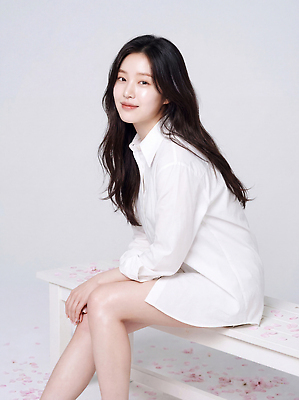 JPG 편집이미지 여자 꽃잎 포즈 셔츠 벤치 앉기 앞모습 흰색 의료성형뷰티 스타일 편집실사 AI인물포토 AI콘텐츠 꽃 뷰포인트 컬러 상의 의자 모션 사람 CG 파일형식 AI포토