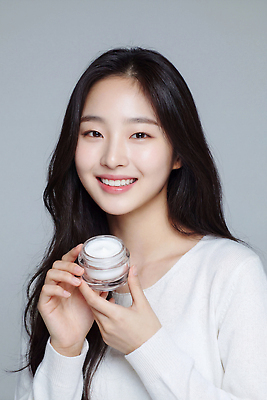 JPG 모델 편집이미지 손 여자 얼굴 미소 뷰티 촬영 화장품 상품 피부 피부관리 스킨케어 뷰티풀 의료성형뷰티 편집실사 AI인물포토 AI콘텐츠 표정 사람 신체부위 CG 파일형식 AI포토