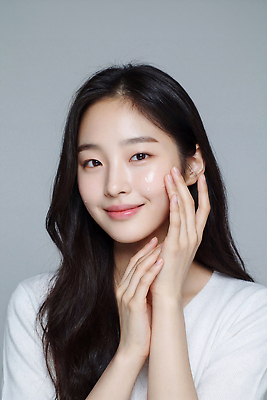 JPG 편집이미지 손 여자 얼굴 스튜디오 관리 미소 화장 뷰티 촬영 화장품 피부 크림 피부관리 의료성형뷰티 편집실사 AI인물포토 AI콘텐츠 표정 사람 신체부위 CG 파일형식 AI포토