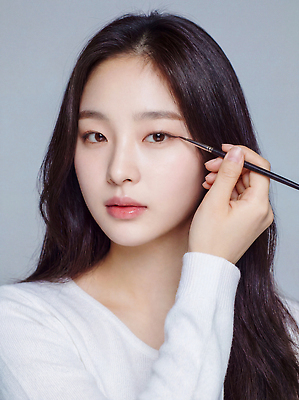 JPG 편집이미지 여자 화장 뷰티 머리카락 립스틱 붓 눈썹 피부 피부관리 아이메이크업 아티스트 의료성형뷰티 스타일 피부톤 편집실사 AI인물포토 AI콘텐츠 직업 얼굴 사람 신체부위 머리 화장품 CG 파일형식 AI포토