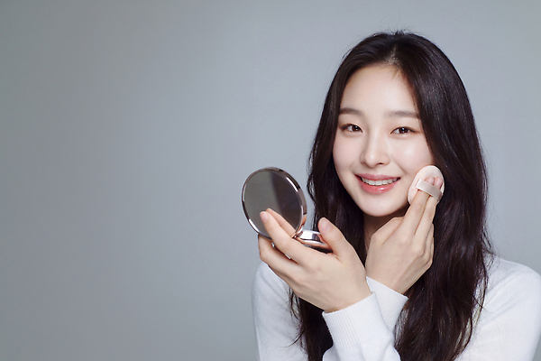 JPG 모델 편집이미지 손 여자 얼굴 미소 화장 뷰티 화장품 거울 피부 피부관리 의료성형뷰티 편집실사 AI인물포토 AI콘텐츠 표정 사람 신체부위 CG 파일형식 AI포토