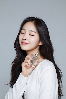 JPG 편집이미지 손 여자 스튜디오 실내 미소 뷰티 촬영 상품 피부 향수 피부관리 향기 뷰티풀 의료성형뷰티 편집실사 AI인물포토 AI콘텐츠 표정 사람 내부 신체부위 화장품 CG 냄새 파일형식 AI포토