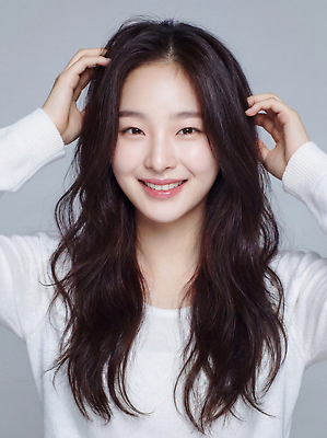 JPG 편집이미지 긴머리 여자 표정 웃음 뷰티 머리 피부관리 의료성형뷰티 스타일 편집실사 AI인물포토 AI콘텐츠 헤어스타일 사람 신체부위 CG 파일형식 AI포토