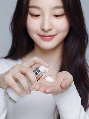 JPG 편집이미지 손 여자 관리 뷰티 화장품 상품 피부 피부관리 스킨케어 의료성형뷰티 편집실사 AI인물포토 AI콘텐츠 사람 신체부위 CG 파일형식 AI포토