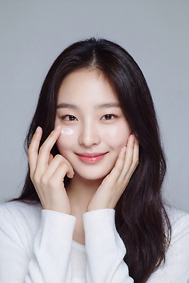 JPG 편집이미지 손 여자 얼굴 실내 관리 화장 뷰티 촬영 화장품 기쁨 수분 피부 피부관리 뷰티풀 의료성형뷰티 피부톤 편집실사 AI인물포토 AI콘텐츠 감정 사람 내부 신체부위 CG 파일형식 AI포토