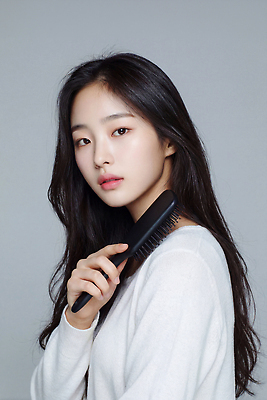 JPG 모델 편집이미지 긴머리 헤어스타일 여자 포즈 실내 뷰티 머리 검은색 흰색 머리빗 피부관리 의료성형뷰티 스타일 편집실사 AI인물포토 AI콘텐츠 컬러 사람 내부 신체부위 미용용품 CG 파일형식 AI포토