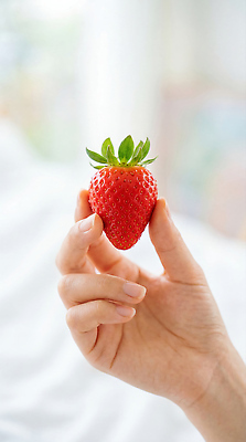 JPG 식물 편집이미지 손 과일 손가락 딸기 실내 건강 사람 먹거리 의료성형뷰티 편집실사 AI인물포토 AI콘텐츠 음식 내부 신체부위 CG 파일형식 AI포토