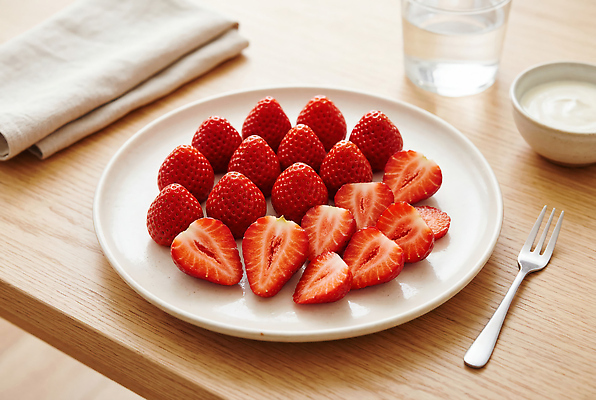 JPG 편집이미지 접시 과일 탁자 딸기 건강 물 신선 요거트 편집실사 AI포토 AI콘텐츠 자연요소 식기 가구 유제품 CG 파일형식