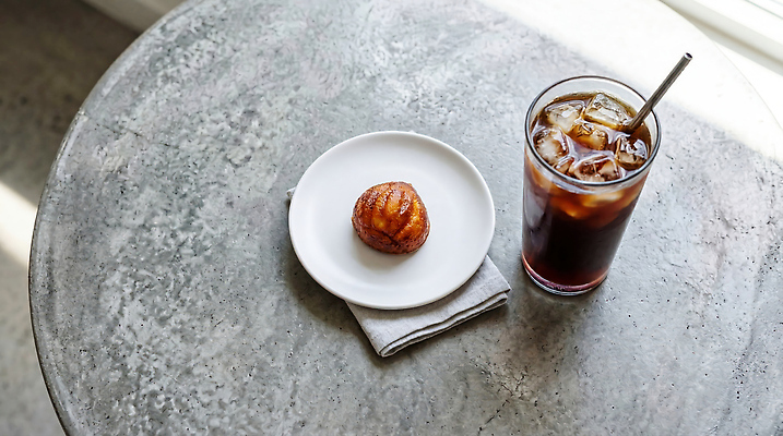 JPG 편집이미지 접시 커피 음료 탁자 디저트 얼음 식사 카페 편집포토 편집실사 AI포토 AI콘텐츠 버터떡 자연요소 식기 음식 가구 상점 CG 파일형식