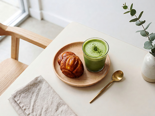 JPG 편집이미지 접시 음료 음식 탁자 디저트 숟가락 카페 녹차 페스츄리 편집포토 편집실사 AI포토 AI콘텐츠 버터떡 식기 빵 가구 수저 차_음료 상점 CG 파일형식