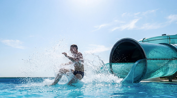 JPG 편집이미지 남자 스포츠 모션 물놀이 놀이 하늘 레저 수영장 물 여름 수영 즐거움 물보라 슬라이드 워터파크 의료성형뷰티 편집실사 AI인물포토 AI콘텐츠 자연요소 계절 감정 사람 수상스포츠 CG 파일형식 AI포토