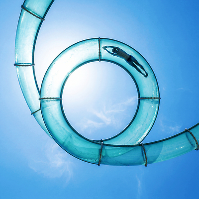 JPG 편집이미지 남자 모션 물놀이 하늘 수영장 사람 물 여름 미끄럼틀 즐거움 놀기 워터파크 의료성형뷰티 편집실사 AI인물포토 AI콘텐츠 자연요소 계절 감정 놀이 놀이기구 CG 파일형식 AI포토