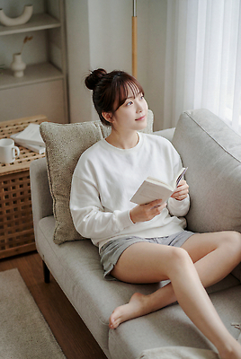 JPG 편집이미지 여자 생각 모션 생활 책 소파 독서 햇빛 방 편안함 읽기 주말 혼자 의료성형뷰티 편집실사 AI인물포토 AI콘텐츠 의자 사람 빛 감각 CG 파일형식 AI포토