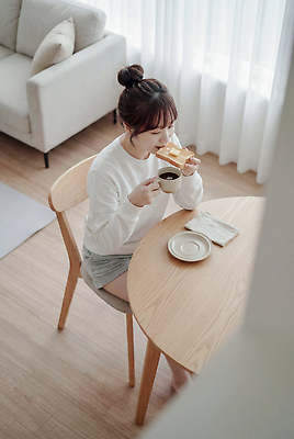 JPG 편집이미지 여자 커피 빵 탁자 아침 일상 생활 햇빛 식사 방 편안함 습관 의료성형뷰티 편집실사 AI인물포토 AI콘텐츠 주간 음료 음식 가구 사람 라이프 빛 감각 CG 파일형식 AI포토