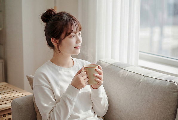 JPG 편집이미지 응시 여자 커피 음료 생각 창문 휴식 앉기 일상 생활 컵 소파 햇빛 방 의료성형뷰티 편집실사 AI인물포토 AI콘텐츠 식기 시선 컨셉 의자 모션 사람 라이프 빛 CG 파일형식 AI포토