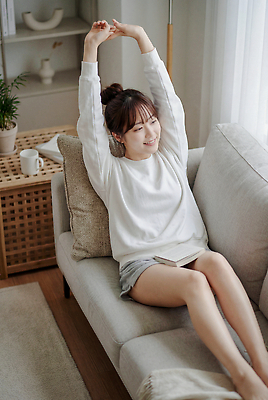 JPG 편집이미지 여자 커피 포즈 모션 아침 휴식 실내 책 소파 햇빛 스트레칭 방 편안함 주말 의료성형뷰티 편집실사 AI인물포토 AI콘텐츠 주간 음료 컨셉 의자 사람 내부 빛 운동 감각 CG 파일형식 AI포토