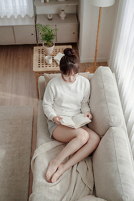 JPG 편집이미지 화분 여유 탁자 실내 사람 장식 책 소파 독서 공간 방 편안함 쉬는시간 의료성형뷰티 편집실사 AI인물포토 AI콘텐츠 감정 가구 의자 휴식 내부 감각 CG 파일형식 AI포토