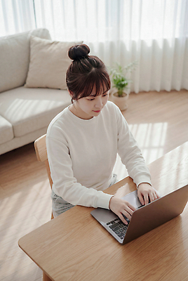 JPG 식물 편집이미지 여자 거실 의자 실내 노트북 방 키보드 작업 집중 나무탁자 의료성형뷰티 편집실사 AI인물포토 AI콘텐츠 가구 컨셉 탁자 사람 내부 전자제품 CG 파일형식 AI포토