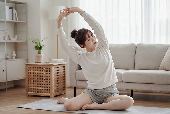 JPG 식물 편집이미지 웰빙 여자 거실 요가 모션 바닥 실내 건강 일상 소파 운동 스트레칭 의료성형뷰티 홈트레이닝 편집실사 AI인물포토 AI콘텐츠 의자 사람 내부 라이프 CG 파일형식 AI포토