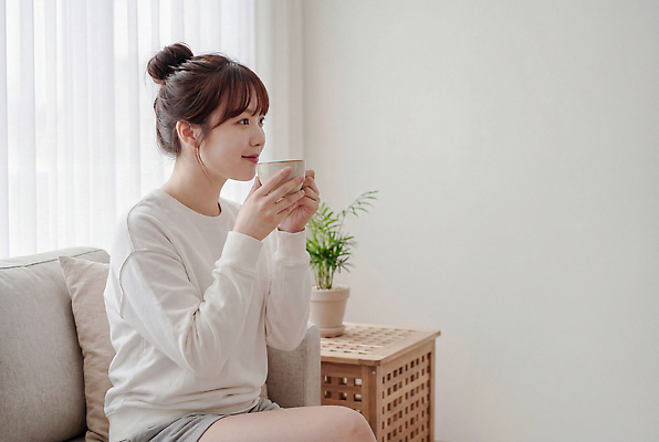 JPG 식물 편집이미지 여자 커피 창문 앉기 생활 소파 방 마시기 편안함 오후 의료성형뷰티 편집실사 AI인물포토 AI콘텐츠 음료 의자 모션 사람 감각 CG 파일형식 AI포토