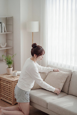 JPG 편집이미지 여자 가구 창문 베개 모션 일상 생활 인테리어 소파 햇빛 공간 방 편안함 정리 의료성형뷰티 편집실사 AI인물포토 AI콘텐츠 디자인 생활용품 의자 침구 사람 라이프 빛 감각 CG 파일형식 AI포토
