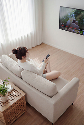 JPG 편집이미지 여자 가구 거실 휴식 일상 소파 햇빛 텔레비전 방 리모컨 편안함 주말 영상 시청 의료성형뷰티 편집실사 AI인물포토 AI콘텐츠 생활용품 컨셉 의자 사람 라이프 전자제품 빛 감각 CG 파일형식 AI포토